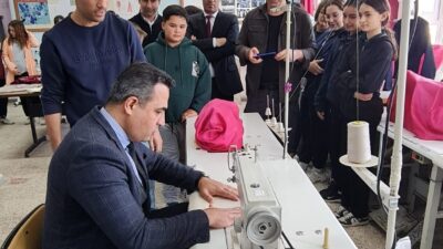 Sarıgöl Kaymakamı Halil Dalak, "Atölyede Bir Gün" etkinliğine katılarak öğrencilerle