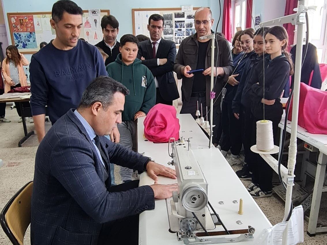 Sarıgöl Kaymakamı Halil Dalak, "Atölyede Bir Gün" etkinliğine katılarak öğrencilerle