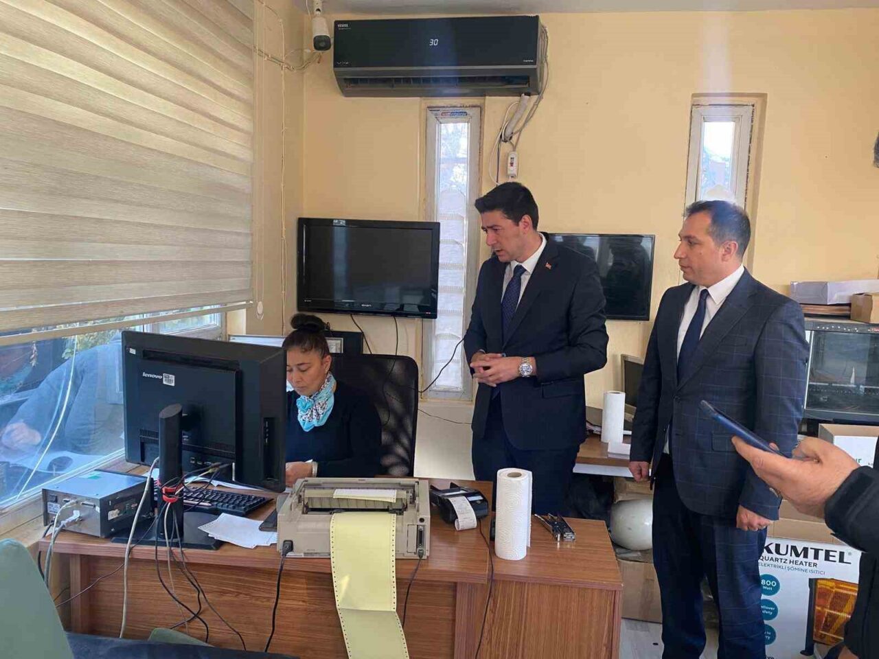 Iğdır Karakoyunlu Kaymakamı Fatih Erdoğan, Iğdır Gümrük Müdürlüğü'nü ziyaret etti.