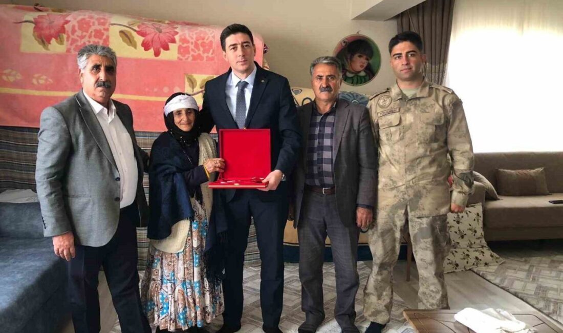 Karakoyunlu Kaymakamı Fatih Erdoğan, Şehit Havacı Er Nurettin Manaz’ın Ailesini Ziyaret Etti Iğdır'ın Karakoyunlu Kaymakamı Fatih Erdoğan, şehit Havacı Er Nurettin Manaz’ın