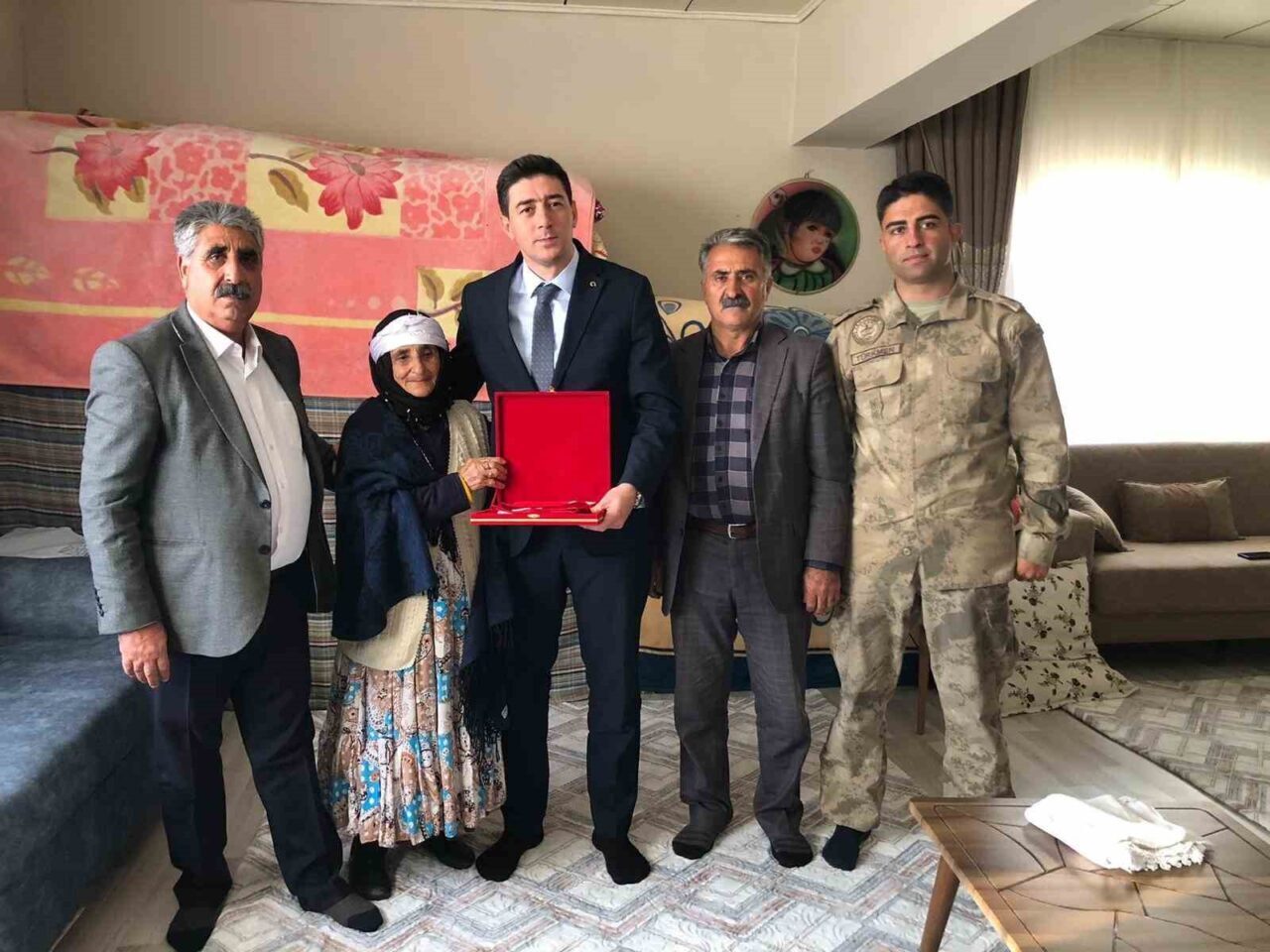 Karakoyunlu Kaymakamı Fatih Erdoğan, şehit Havacı Er Nurettin Manaz'ın ailesini