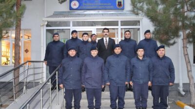 Tomarza Kaymakamı Selim Eser, ilçedeki güvenlik birimlerini ziyaret ederek, Tomarza