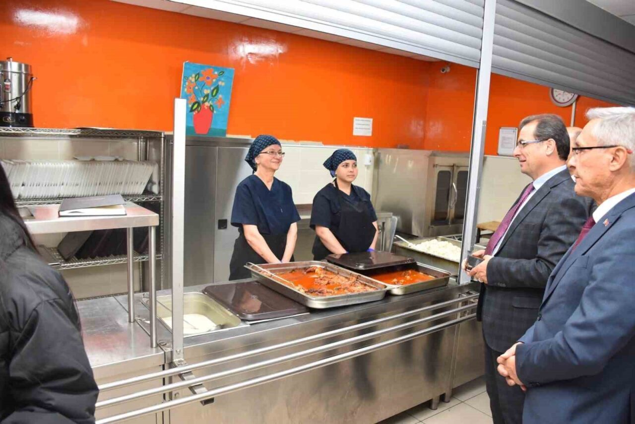 Manisa'nın Salihli Kaymakamı Ali Gündoğan, Merkez Anadolu Lisesi Pansiyonu'nu ziyaret