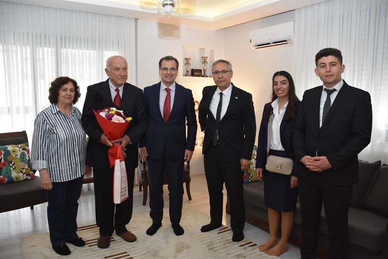 Salihli’de Emekli Öğretmenlere 24 Kasım Kutlaması Gerçekleşti Salihli’de 24 Kasım Öğretmenler Günü'nde, Kaymakam Ali Güldoğan ve İlçe