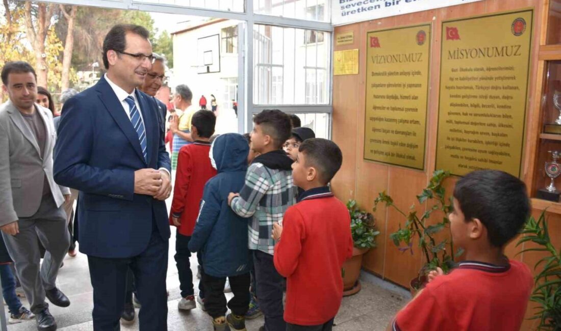 Manisa'nın Salihli ilçesinde Kaymakam Ali Güldoğan, Gazi İlkokulu ve Atatürk