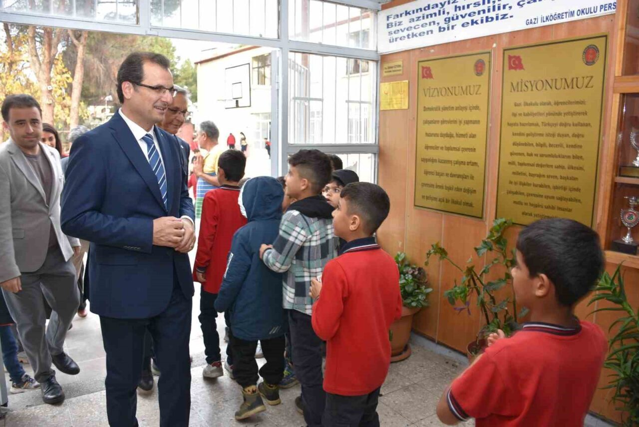 Manisa'nın Salihli ilçesinde Kaymakam Ali Güldoğan, eğitim kurumlarını ziyaret ederek