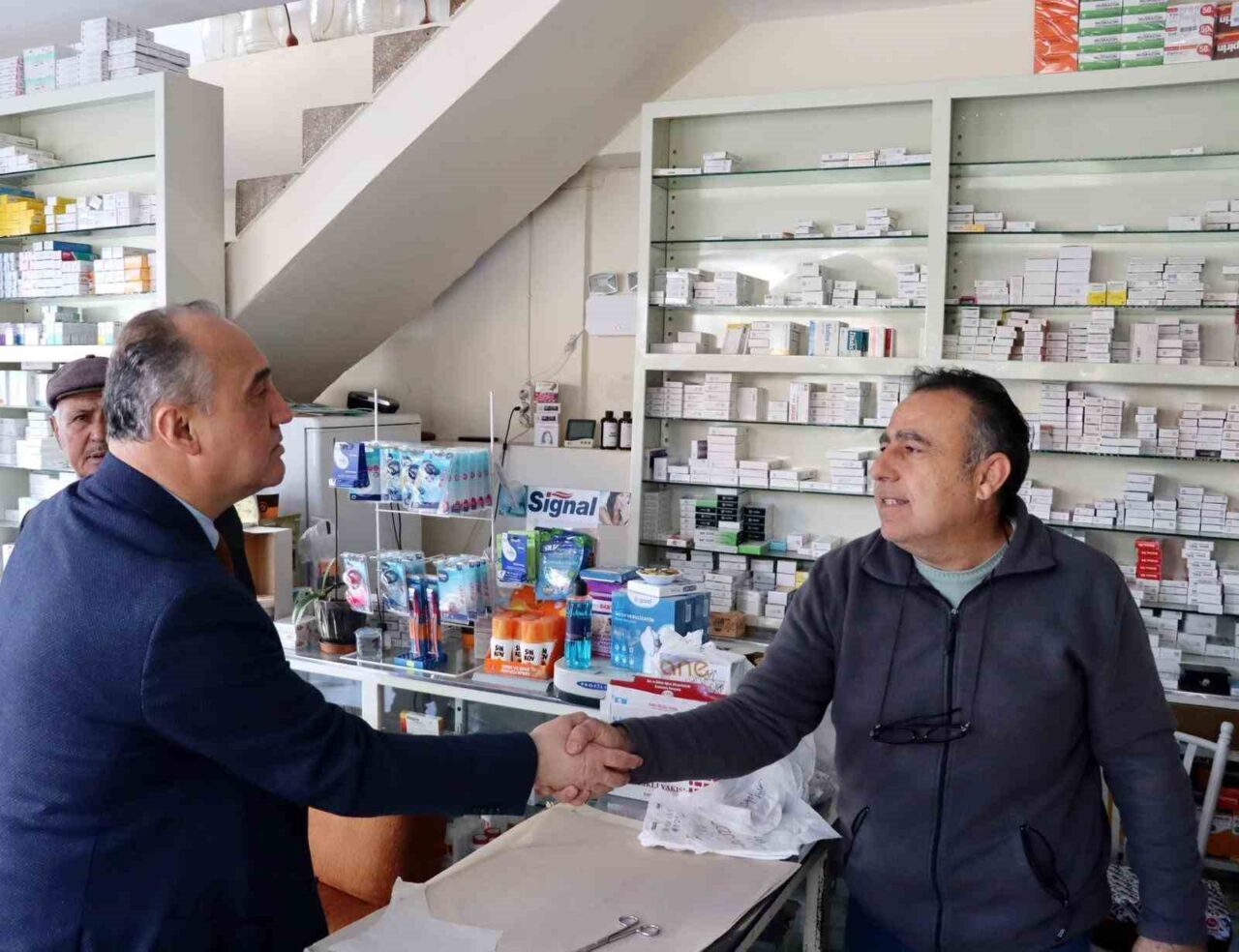 Yatağan Kaymakamı Turgay İlhan, Atatürk Caddesi'ndeki esnafları ziyaret etti. Dükkanları