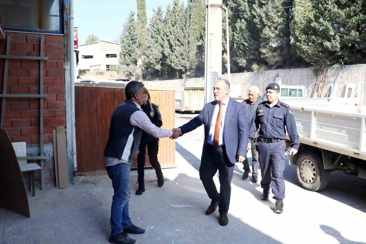 Yatağan Kaymakamı Turgay İlhan, Yatağan Sanayi Sitesi’ni ziyaret ederek esnafla