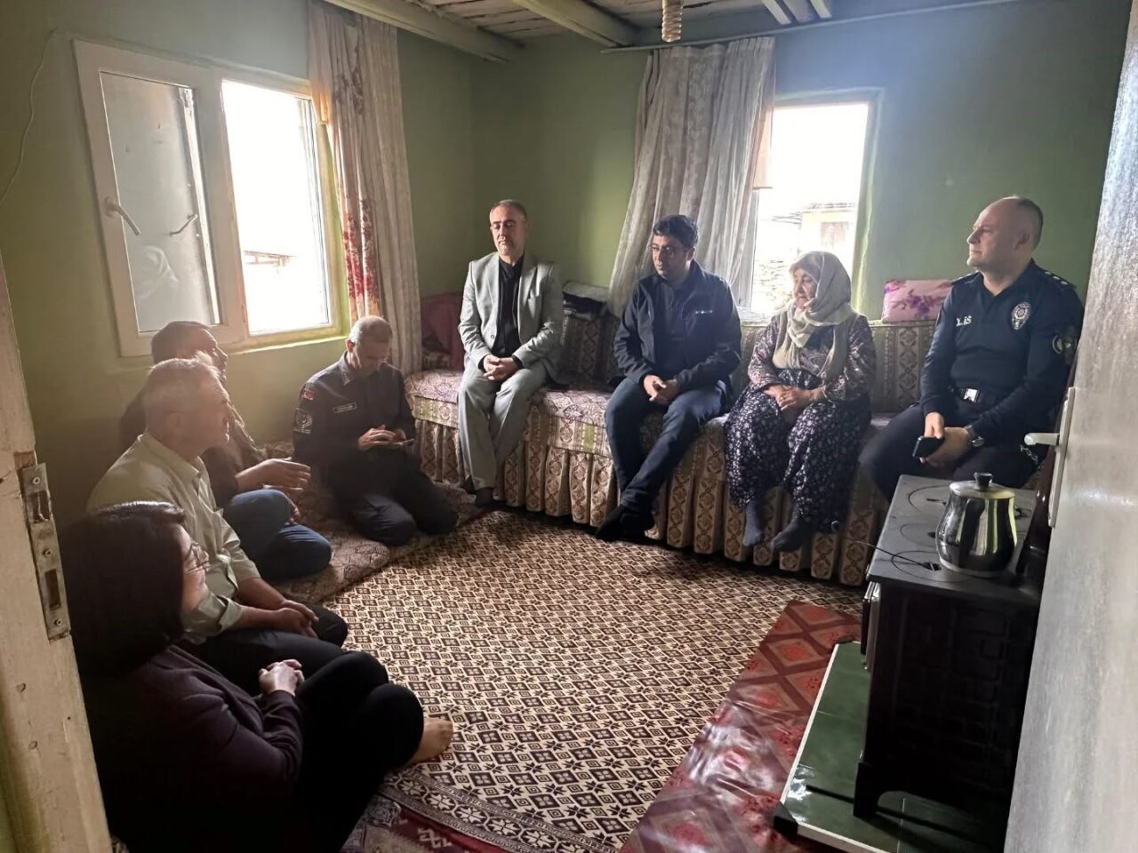 Yenipazar Kaymakamı Murat Karataş, Alioğulları Mahallesi'nde vatandaşlarla bir araya gelerek