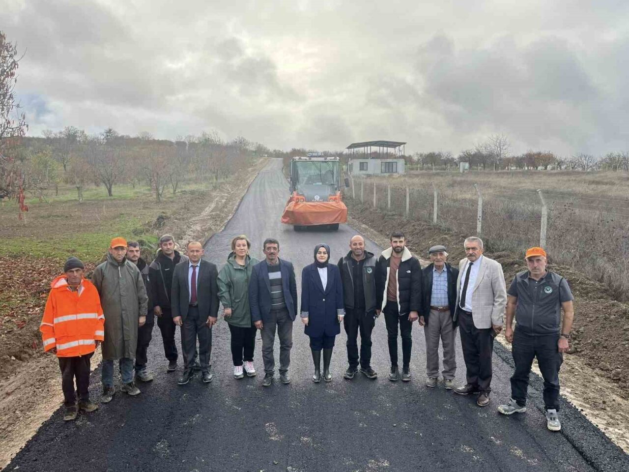Gölpazarı Kaymakamı Feyza Nur Kılıç, Gökçeözü Köyü'ndeki yol çalışmalarını yerinde