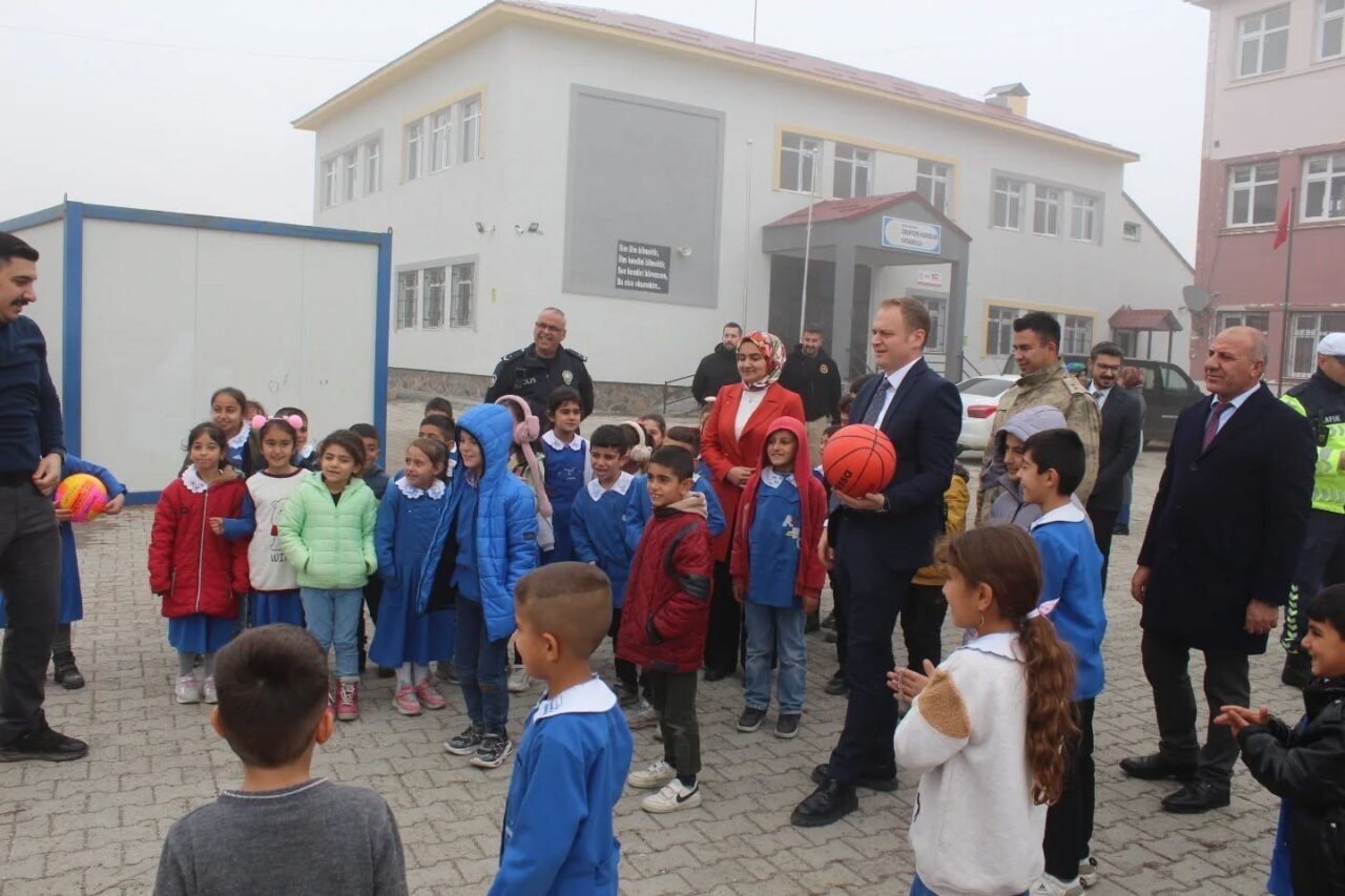Muş'un Bulanık Kaymakamı Ömer Övünç Koşansu, Erentepe Kardelen Okulu'nu ziyaret