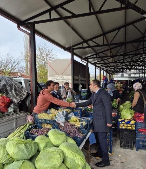 Yenipazar Kaymakamı Mehmet Salih Uçar, ilçede kurulan pazarı ziyaret ederek