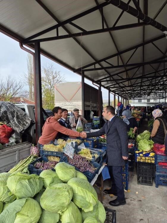 Yenipazar Kaymakamı Mehmet Salih Uçar, ilçede kurulan pazarı ziyaret ederek