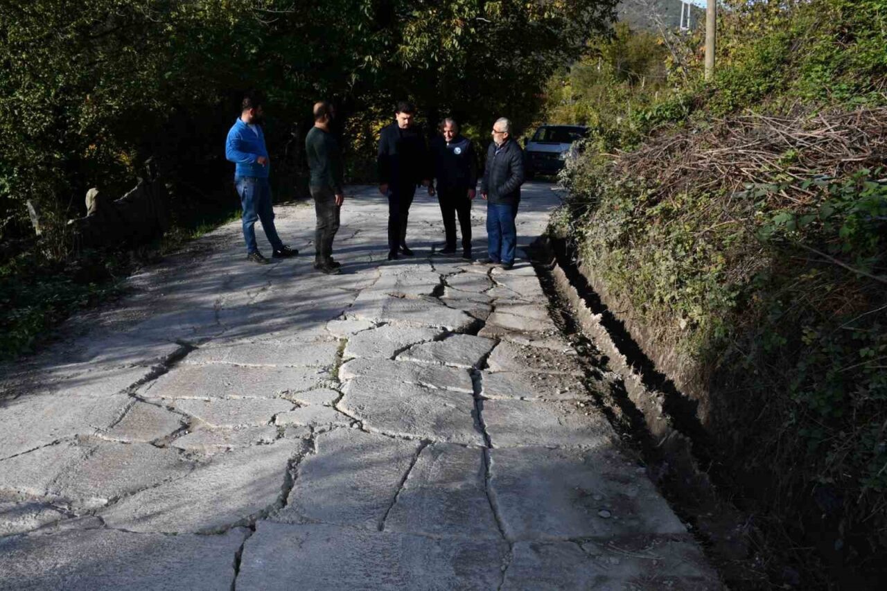 Sinop Türkeli Kaymakamı Muhammed Cezmi Kandemir, köy ziyaretleri sırasında Çatakgeriş,