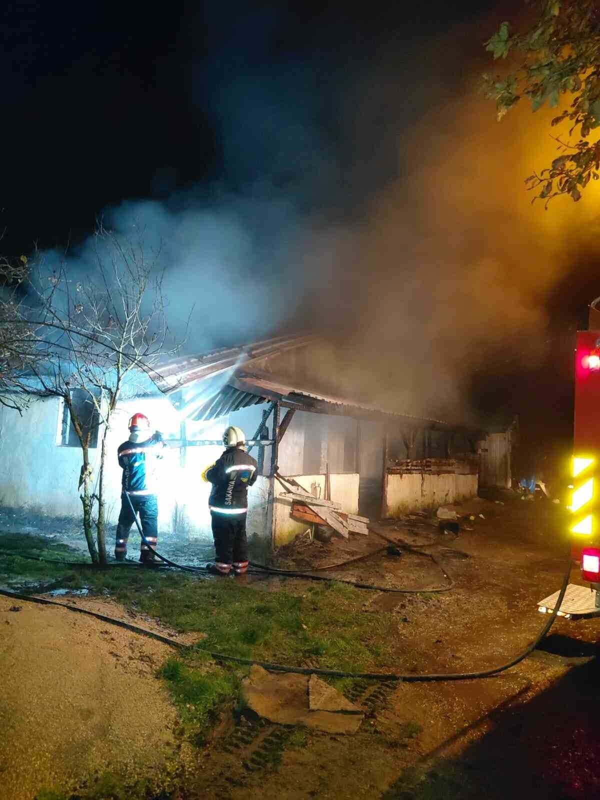 Sakarya'nın Kaynarca ilçesinde K.D.'ye ait tek katlı evde çıkan yangın,