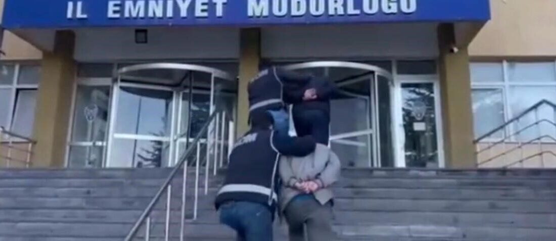 Kayseri’de Sahte Plaka Üretimi Yapan İki Şahıs Yakalandı, Çok Sayıda Malzeme Ele Geçirildi Kayseri'de polis, sahte plaka basımı yapan H.Ç. (29) ve D.A.