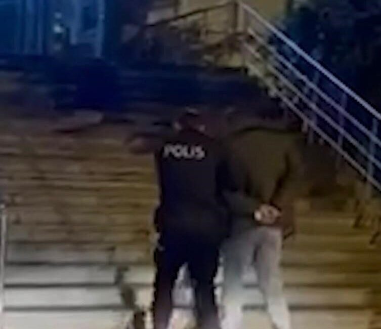 Kayseri’de Uyuşturucu ile Mücadele Kapsamında Aranan Şahıs, Cezaevine Gönderildi Kayseri'de polis, şüpheli K.D. (41) üzerinde uyuşturucu madde buldu ve