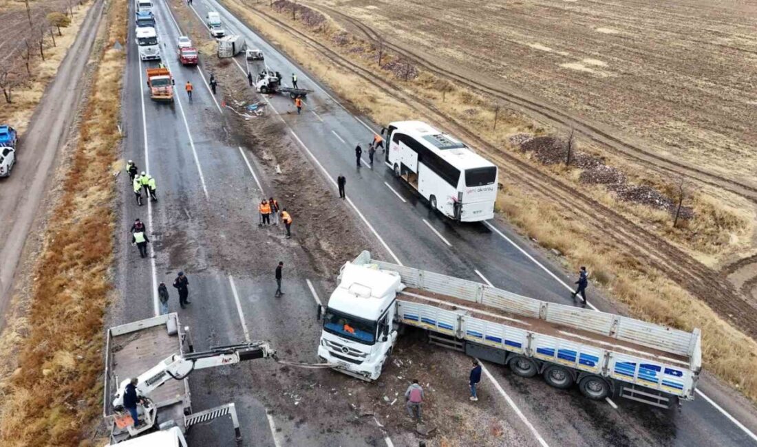 Kayseri'nin İncesu ilçesinde bir kamyonetin devrilmesi sonucu yolcu otobüsü ve
