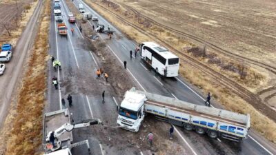 Kayseri'nin İncesu ilçesinde bir kamyonetin devrilmesi sonucu yolcu otobüsü ve