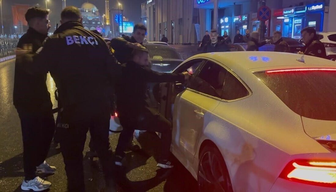 Kayseri’de Gece Kulübünde Çıkan Kavga, Linç Tehlikesini Beraberinde Getirdi Kayseri'nin Kocasinan ilçesindeki bir gece kulübü önünde, çalışanlar ve müşteriler