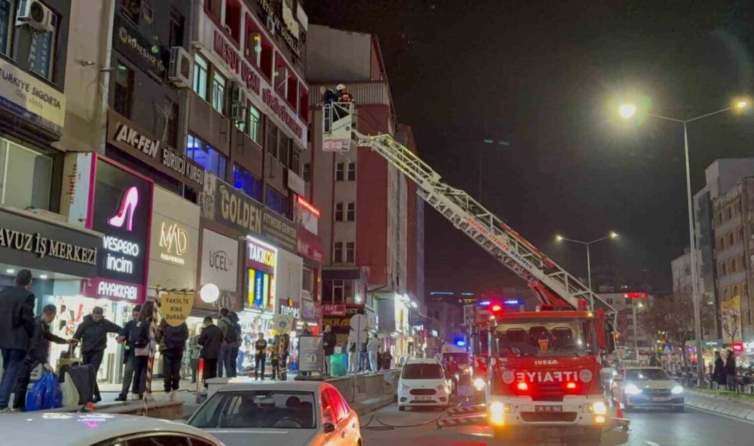 Kayseri’de Yangın Paniği: İtfaiye Ekipleri Hızla Müdahale Etti Kayseri’nin Melikgazi ilçesindeki 7 katlı iş merkezinin 2. katında çıkan