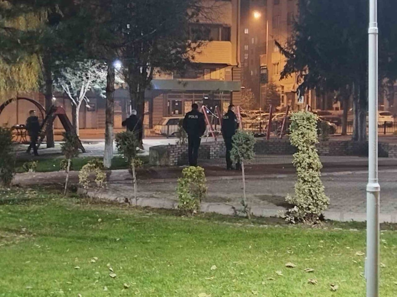 Kayseri'nin Kocasinan ilçesindeki Erciyesevler Mahallesi'nde bir parkta bulunan şüpheli çanta,