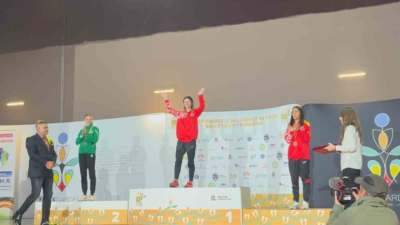 Kayserili milli atlet Sümeyye Erol, Romanya'nın Oradea kentinde düzenlenen Balkan