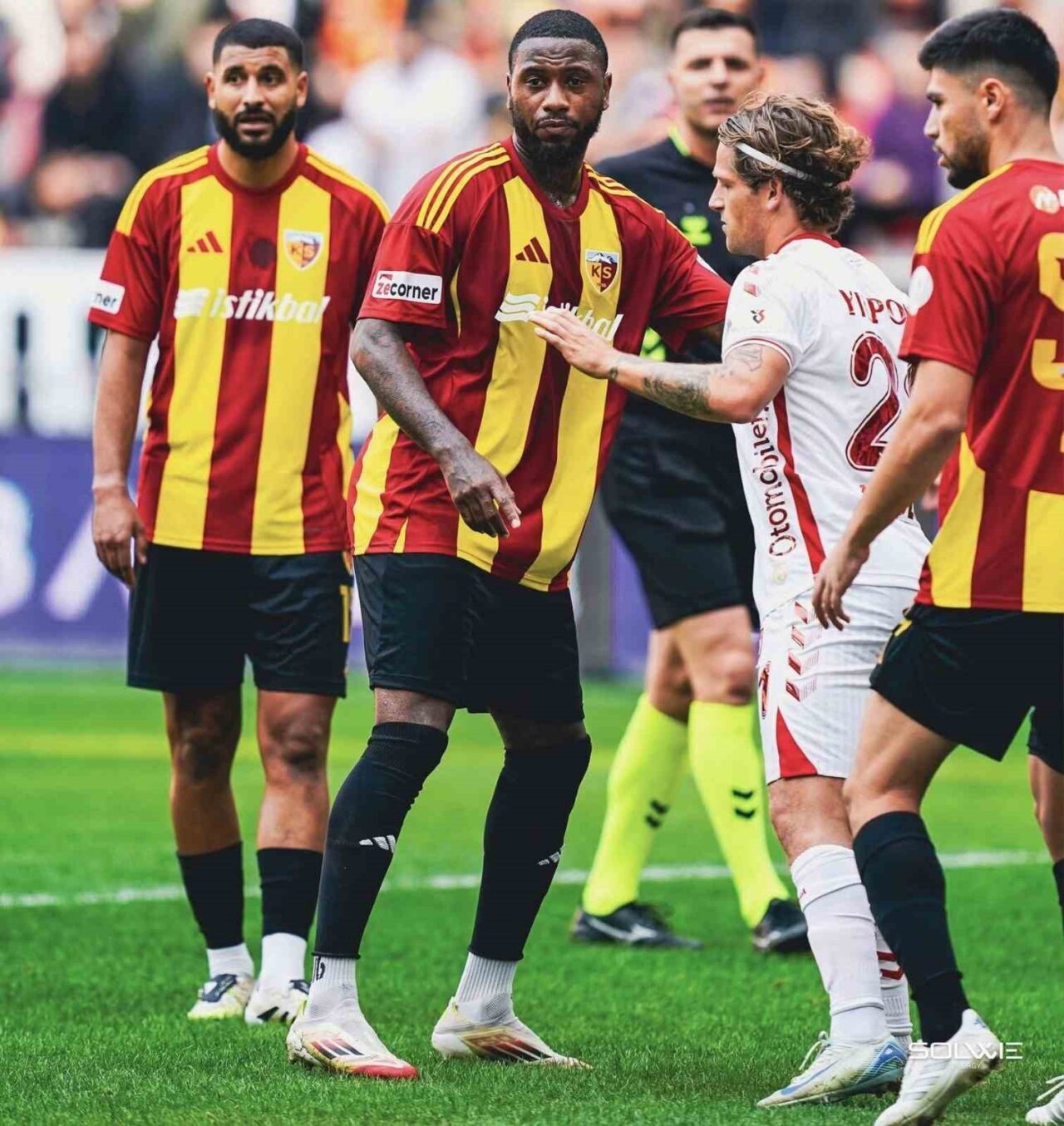 Kayserispor, Süper Lig'de en fazla gol yiyen takım konumuna geldi.