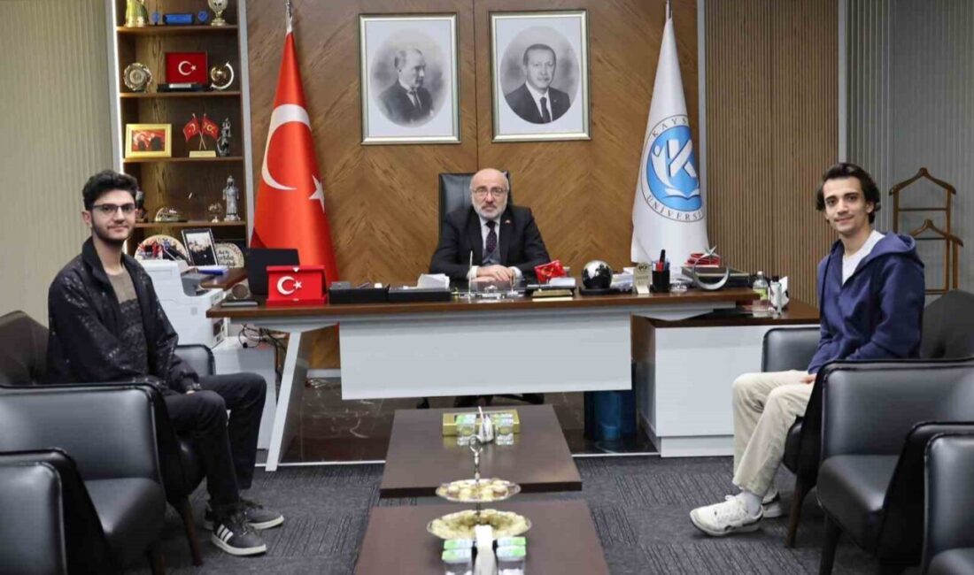 Kayseri Üniversitesi'nden Taha Şaş ve Erdem Özrendeci, Rektör Prof. Dr.