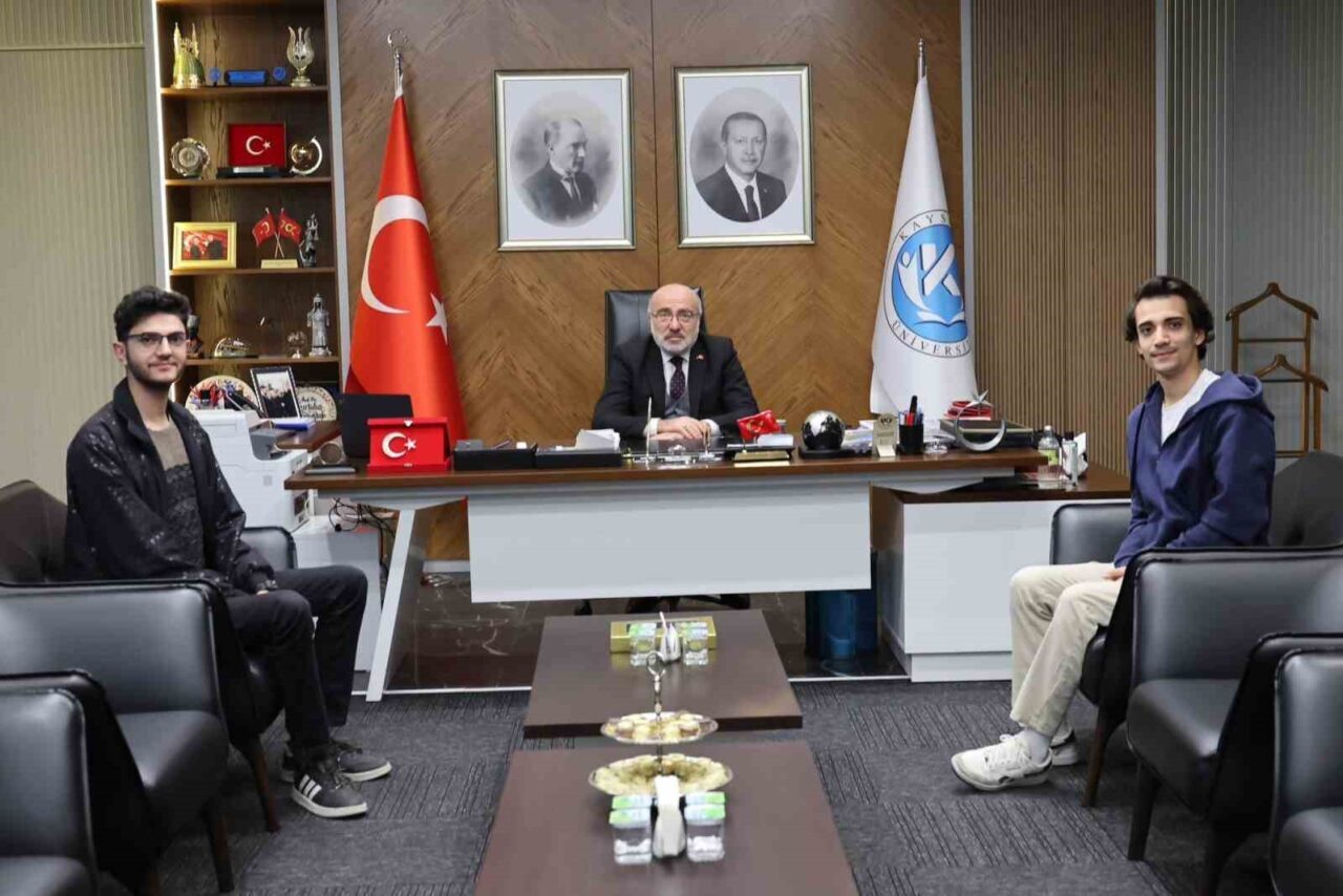 Kayseri Üniversitesi'nden Taha Şaş ve Erdem Özrendeci, Rektör Prof. Dr.