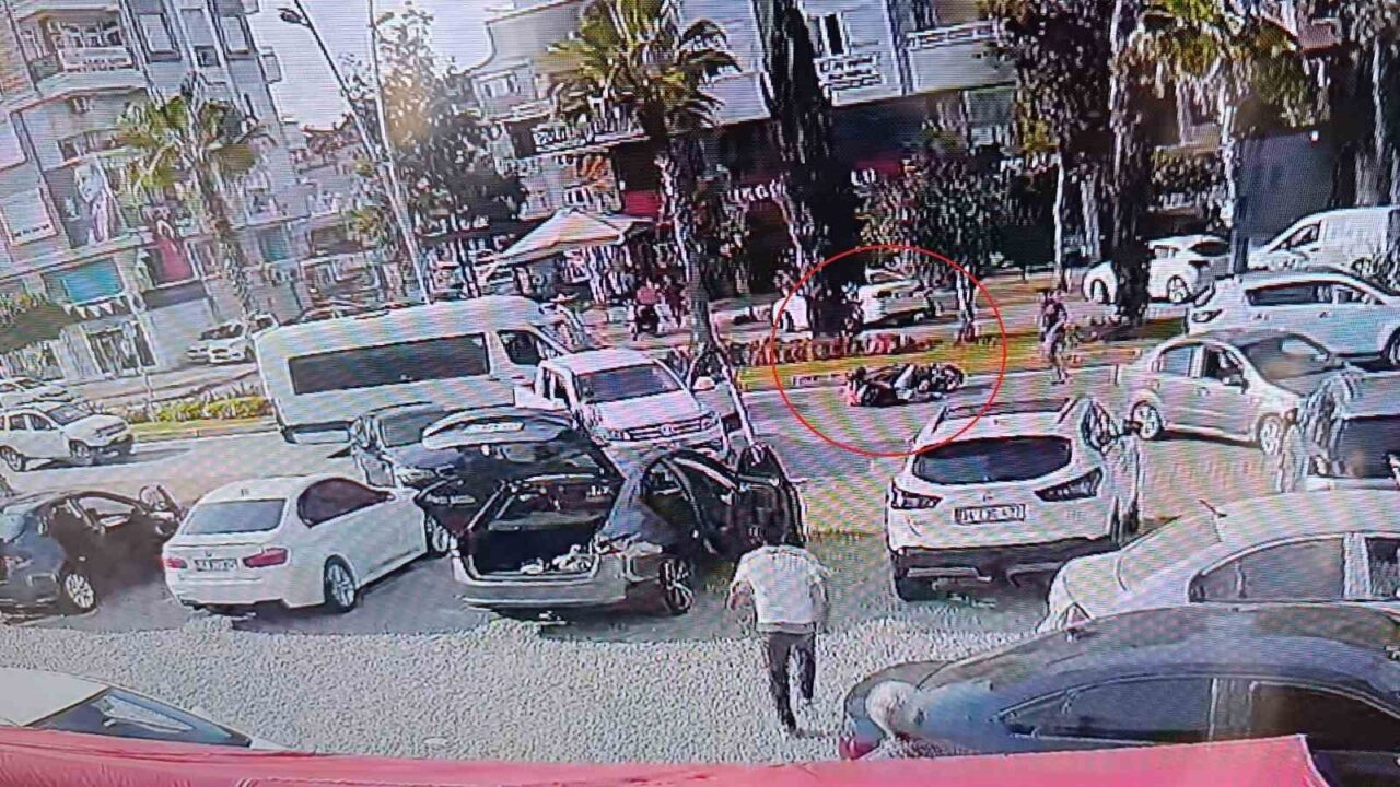 Manavgat’ta Motorsiklet Kazası: Sürücü ve Yolcu Yaralandı, Yardıma Diğer Sürücüler Koştu