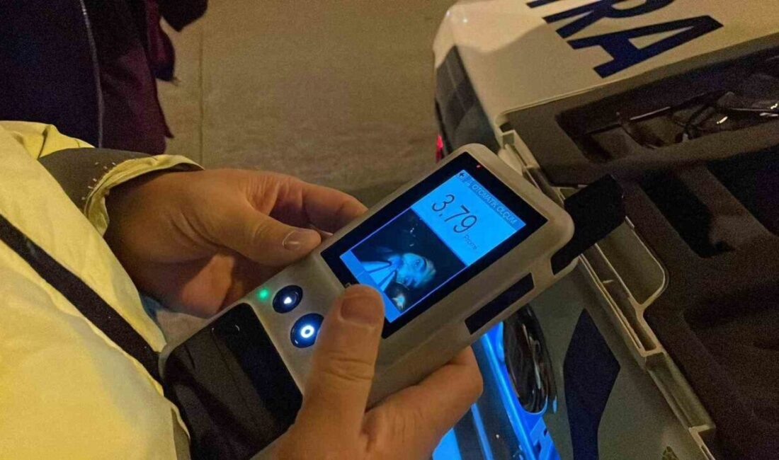 Karaman'da R.Ş. (24), elektrikli bisikletiyle yayalara yol vermek için duran