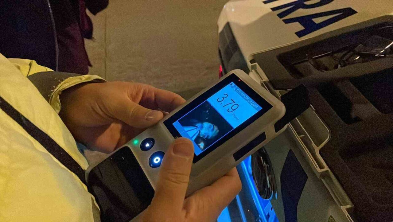 Karaman'da R.Ş. (24), elektrikli bisikletiyle yayalara yol vermek için duran