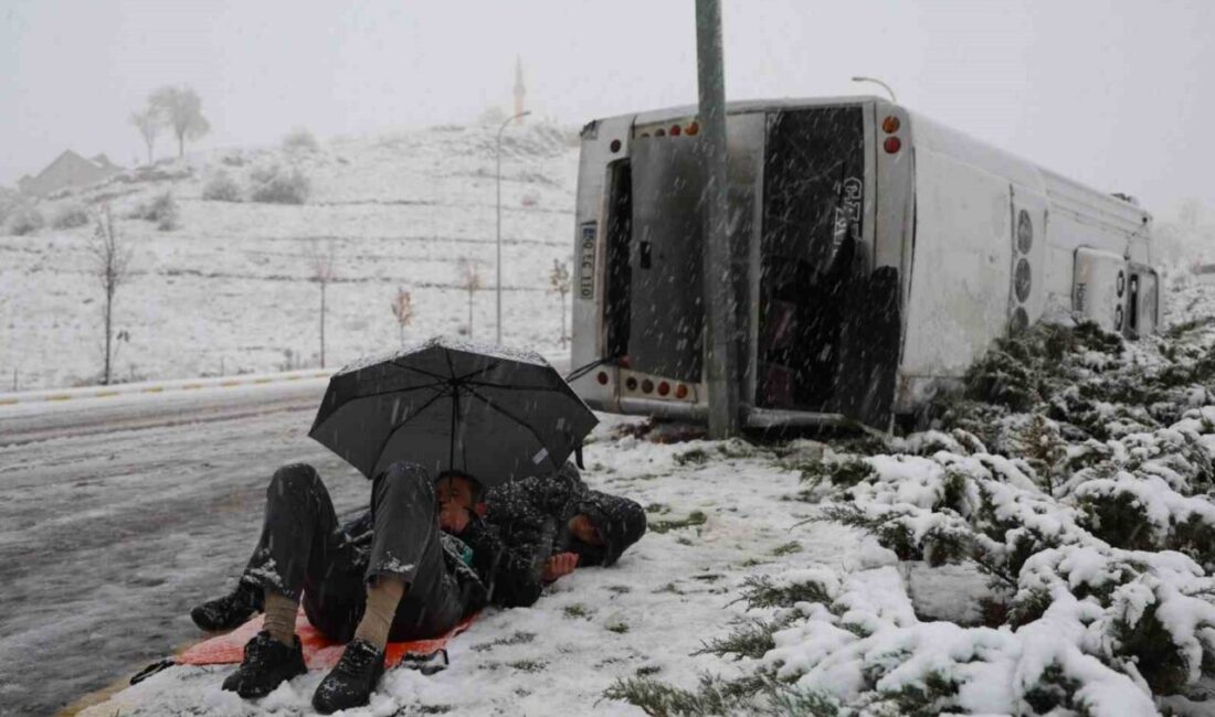 Nevşehir’de işçi servisi kaza yaptı: 14 yaralı, biri şemsiye ile yardım bekledi Nevşehir'de işçi servisi, buzlanma nedeniyle kayarak takla attı ve 14
