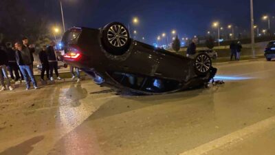 Bursa İnegöl'de iki otomobilin çarpışması sonucu bir araç takla atarak