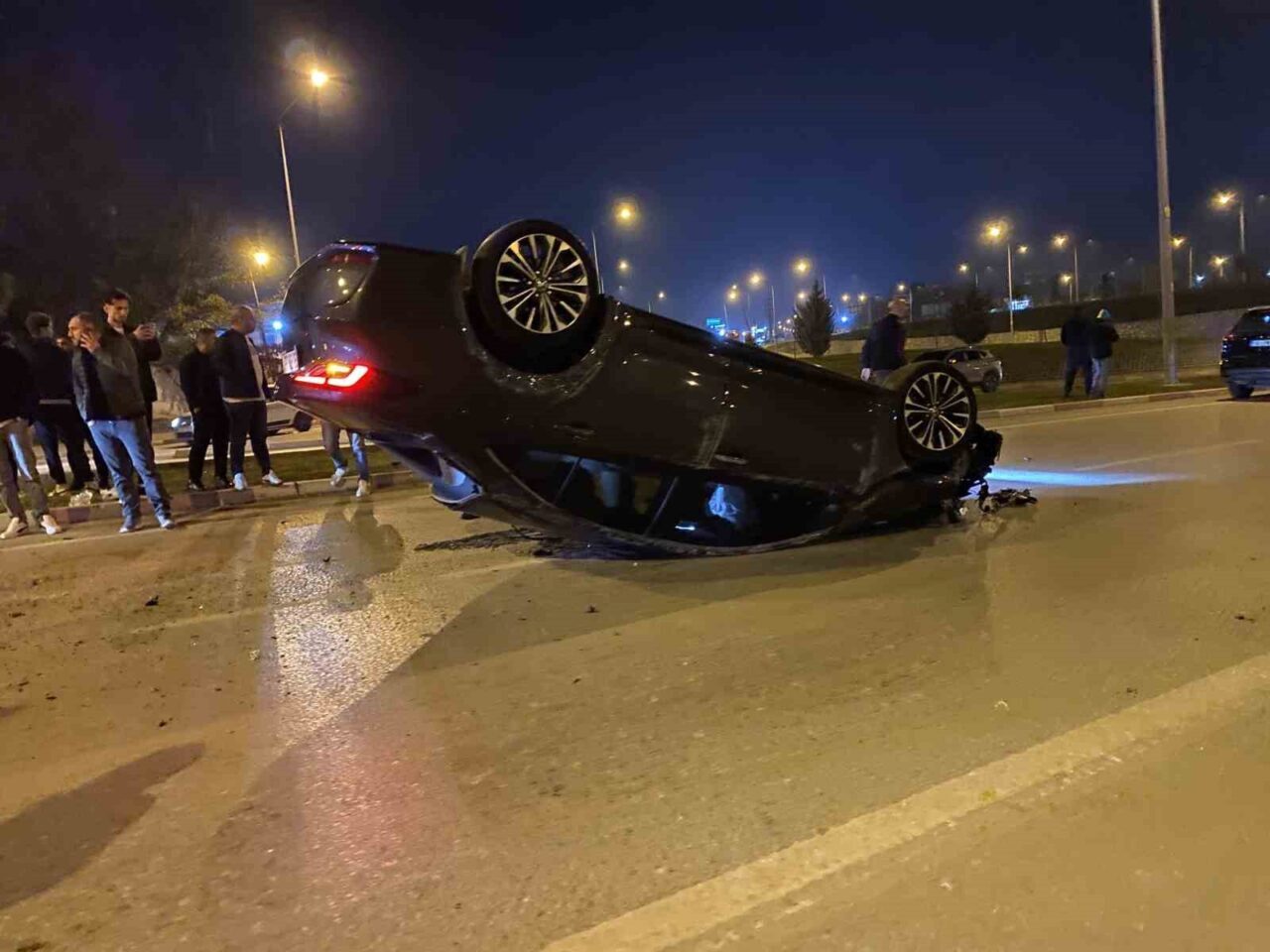 Bursa İnegöl'de iki otomobilin çarpışması sonucu bir araç takla atarak