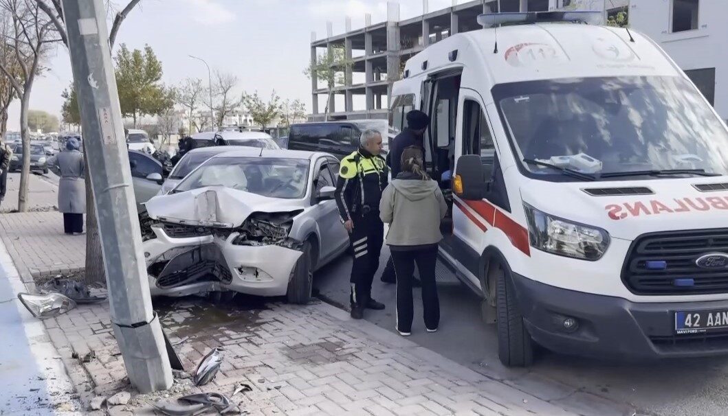 Konya'nın Meram ilçesinde A.Y. yönetimindeki otomobil, sollama yaparken kamyonla çarpıştı.