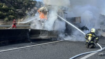 Aydın-Muğla karayolunda bir tır, beton bariyerlere çarpmasının ardından yangın çıkardı.