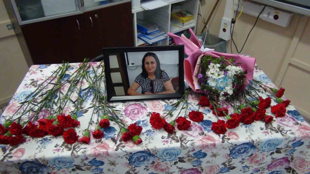 Mersin’in Silifke ilçesinde öğretmen Gülşen Tınas (56), Öğretmenler Günü kutlamasına