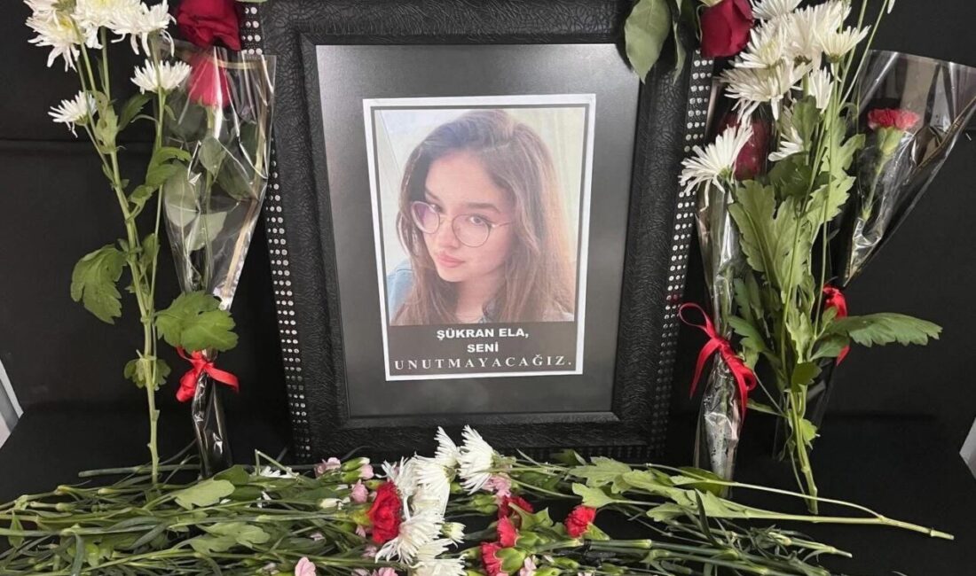 Serik’te trafik kazasında hayatını kaybeden öğrenci için sınıf arkadaşları hüzünle anma yaptı Antalya'nın Serik ilçesinde, trafik kazasında hayatını kaybeden 17 yaşındaki Şükran