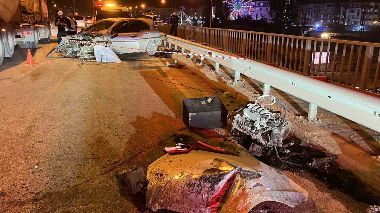 Hatay'da Antakya çevreyolu'nda 27 yaşındaki F.Ü., kontrolü kaybederek bariyerlere çarparak