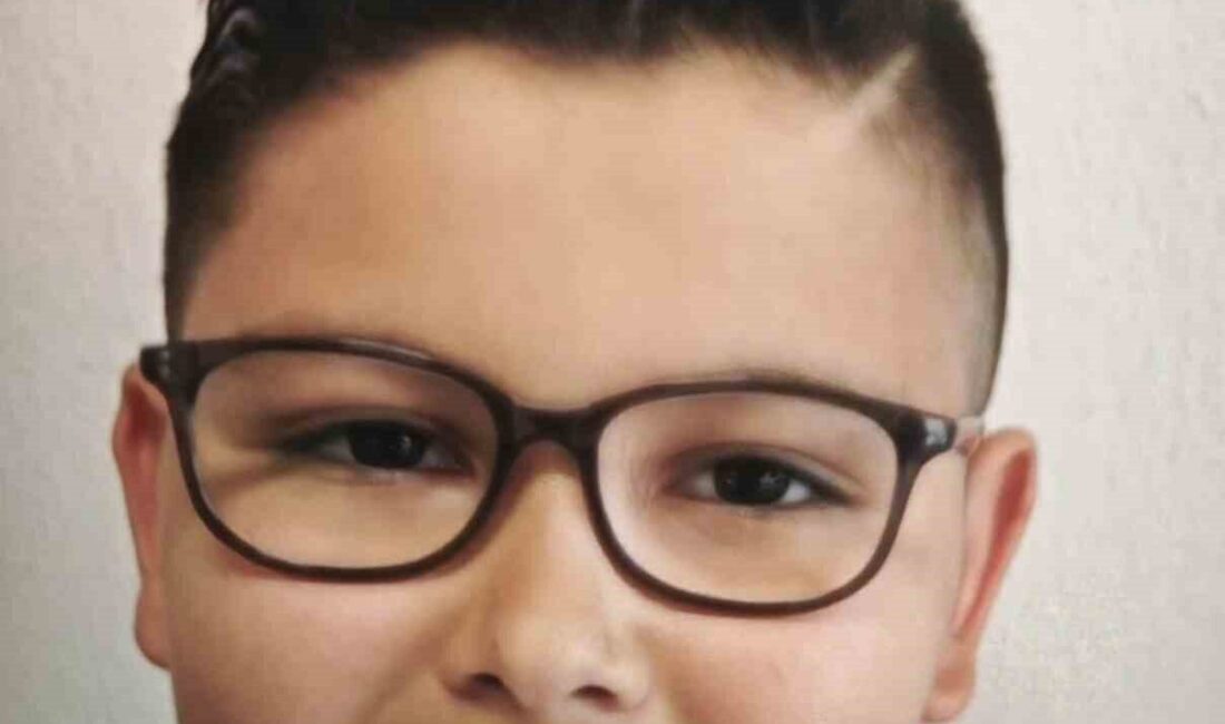 İzmir'in Torbalı ilçesinde bir otomobilin park halindeki tıra çarpması sonucu