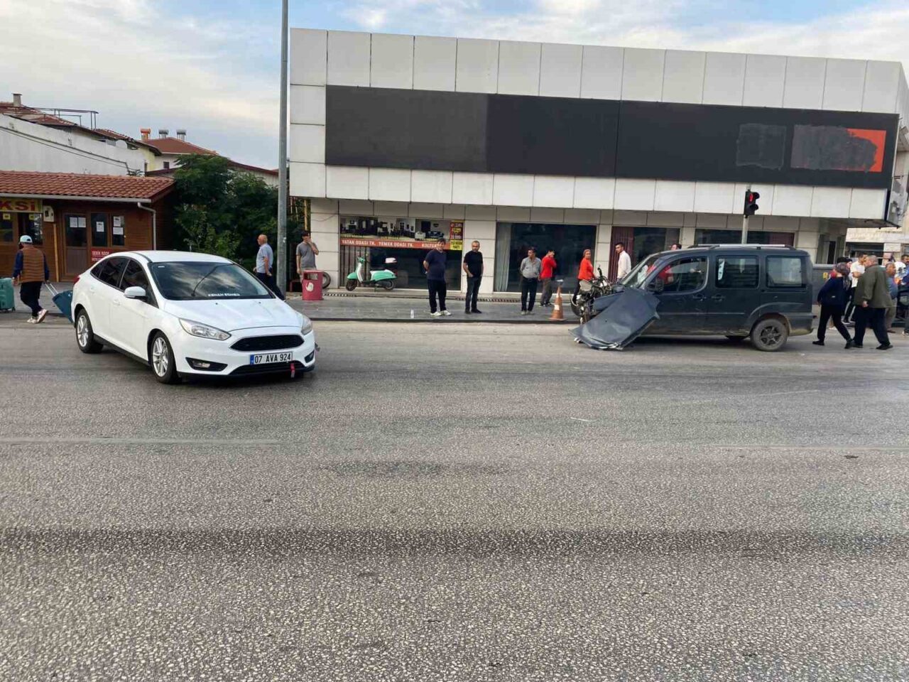 Antalya'nın Serik ilçesinde meydana gelen trafik kazasında D.G. yönetimindeki otomobil,