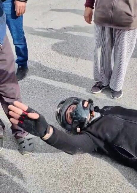 Antalya'nın Manavgat ilçesinde, motosiklet sürücüsü Mümin Ş., kaza sonrası otomobilin