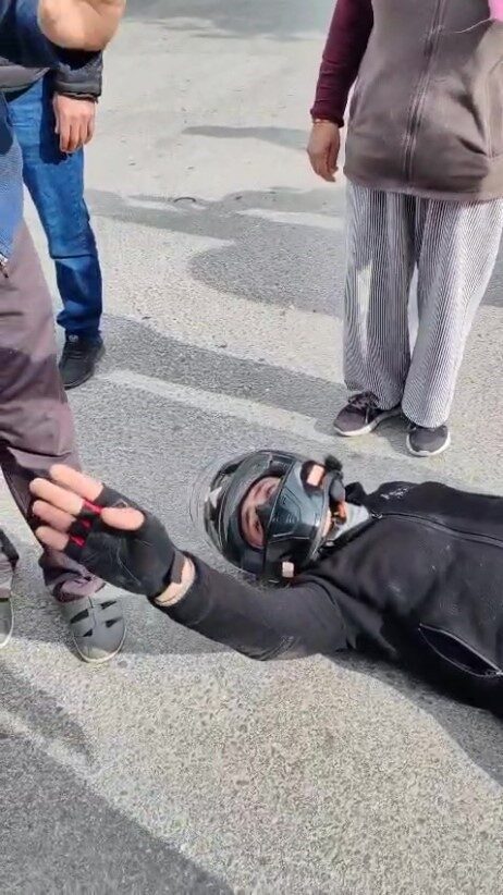 Antalya'nın Manavgat ilçesinde, motosiklet sürücüsü Mümin Ş., kaza sonrası otomobilin