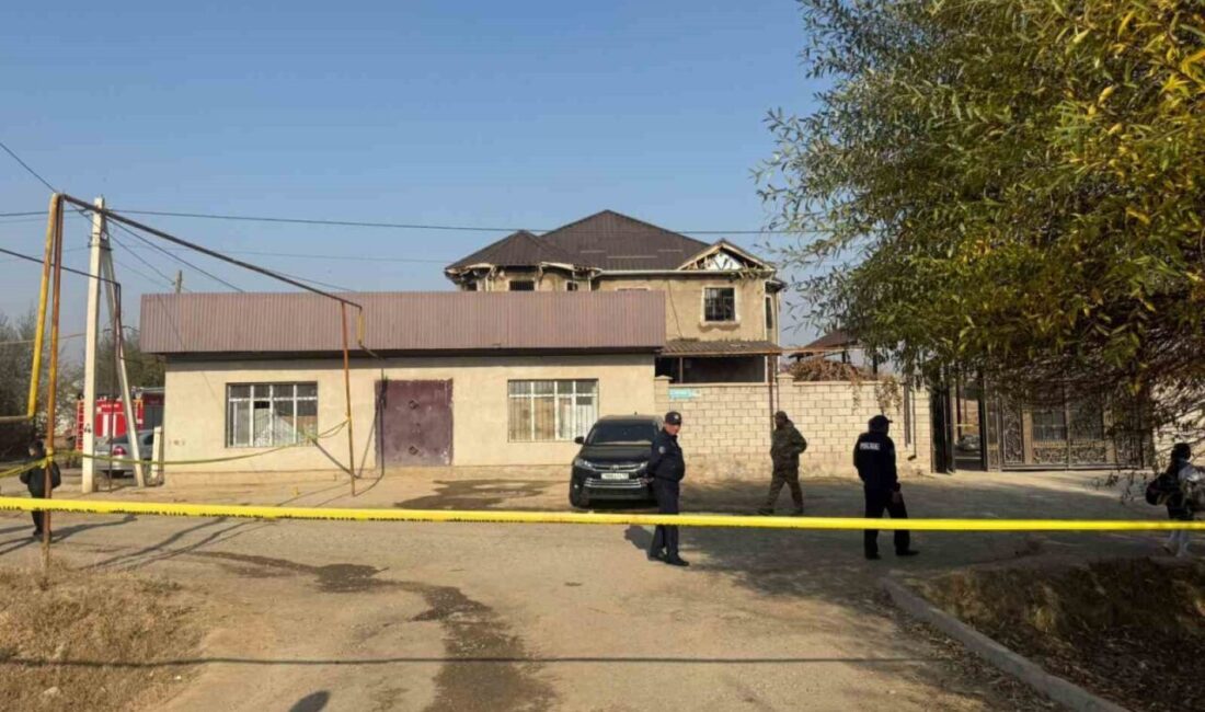 Kazakistan'ın Türkistan bölgesinde bir evde meydana gelen yangında, 9'u çocuk