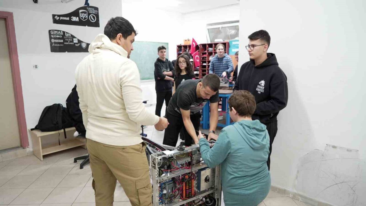 Güngören’deki Ergün Öner Mehmet Öner Anadolu Lisesi'nin EMONER Robotics takımı,