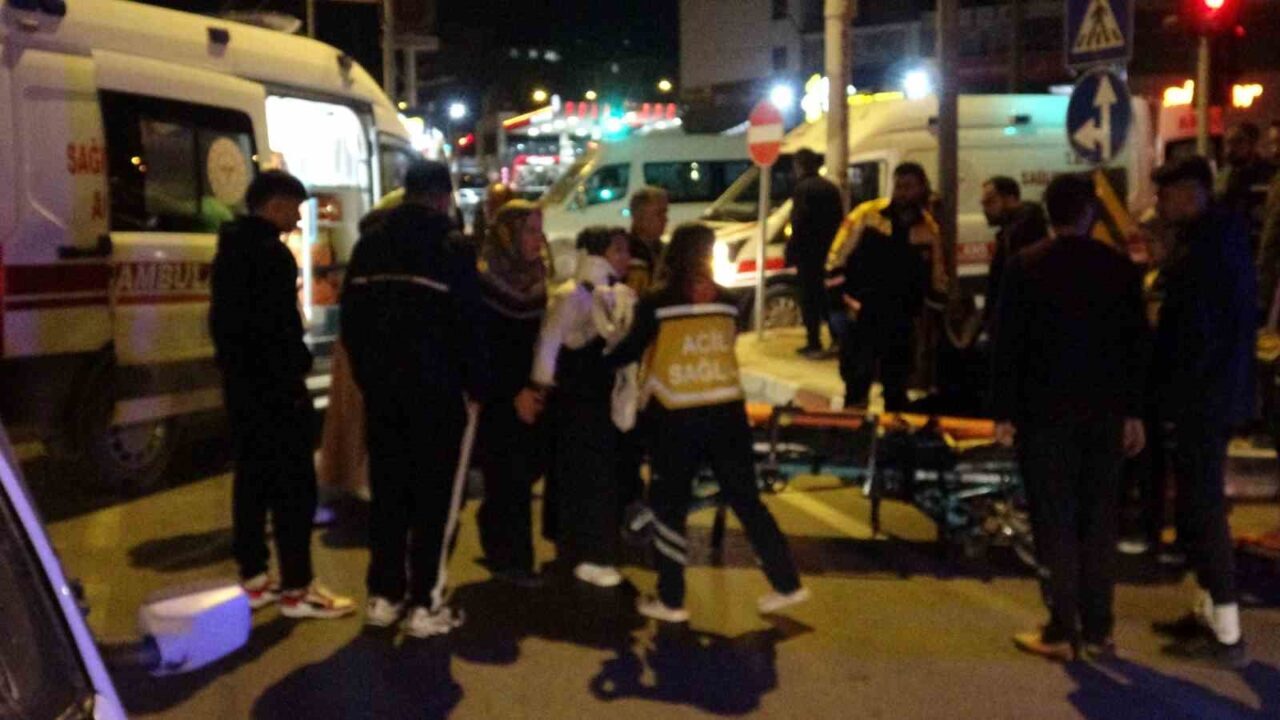 Malatya-Elazığ karayolunda meydana gelen trafik kazasında iki otomobil çarpıştı. Kazada