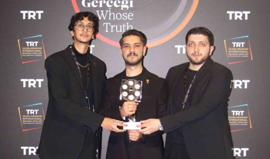 Karabük Üniversitesi’nin “Cam Adam” Belgeseli, TRT Uluslararası Ödülleri’nde Öğrenci Kategorisi’nde Üçüncülük Elde Etti Karabük Üniversitesi öğrencileri, "Cam Adam" belgeseli ile 16. TRT Uluslararası