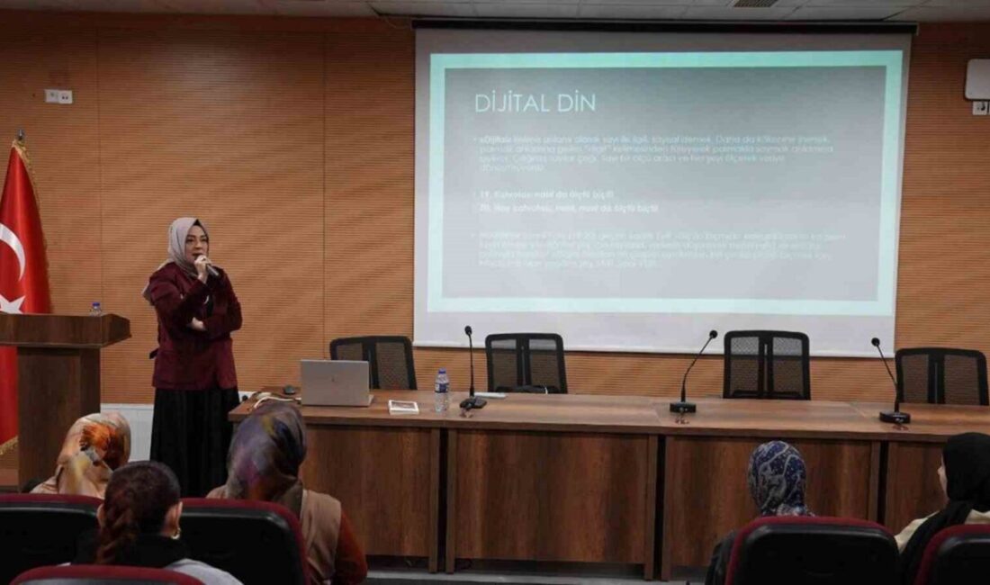 Karabük Üniversitesi'nde düzenlenen seminere katılan Dr. Öğr. Üyesi Yasemin Bozkurt